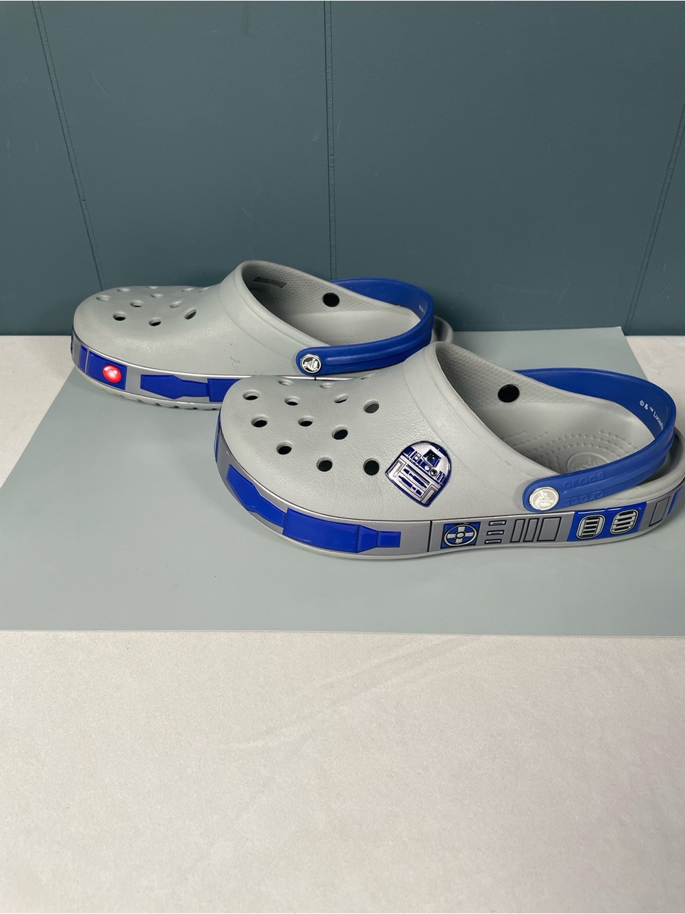 Star Wars Crocs R2D2 Classic Clogs Grey Blue Mens Size 6 / Womens Size 8 Disney - Picture 4 of 9